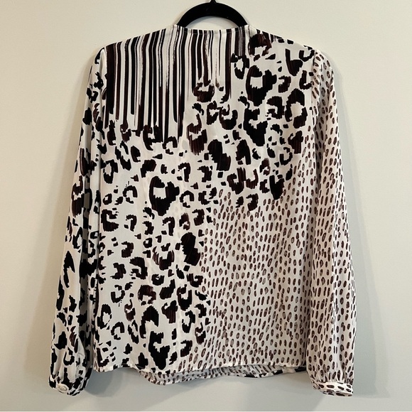 Women’s CAbi black leopard printed long sleeve crossover faux wrap blouse sz XS - Picture 4 of 4